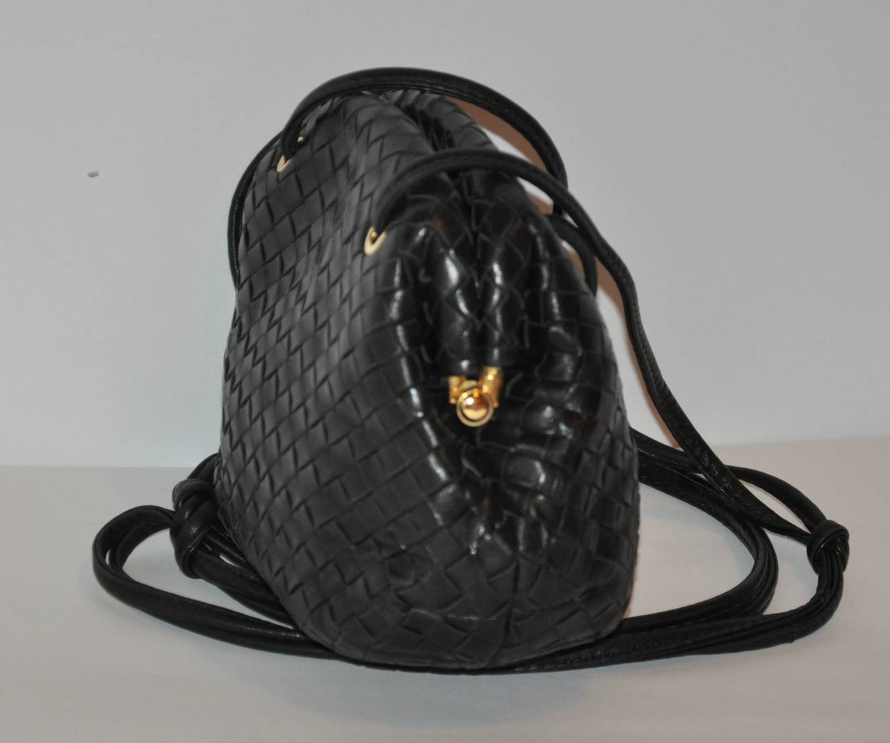 La mini borsa a tracolla Cosci in pelle di agnello intrecciata nera ha una doppia tracolla regolabile. La borsa a tracolla è impreziosita da finiture in oro dorato e da uno scomparto con cerniera all'interno della borsa.
   La lunghezza della borsa