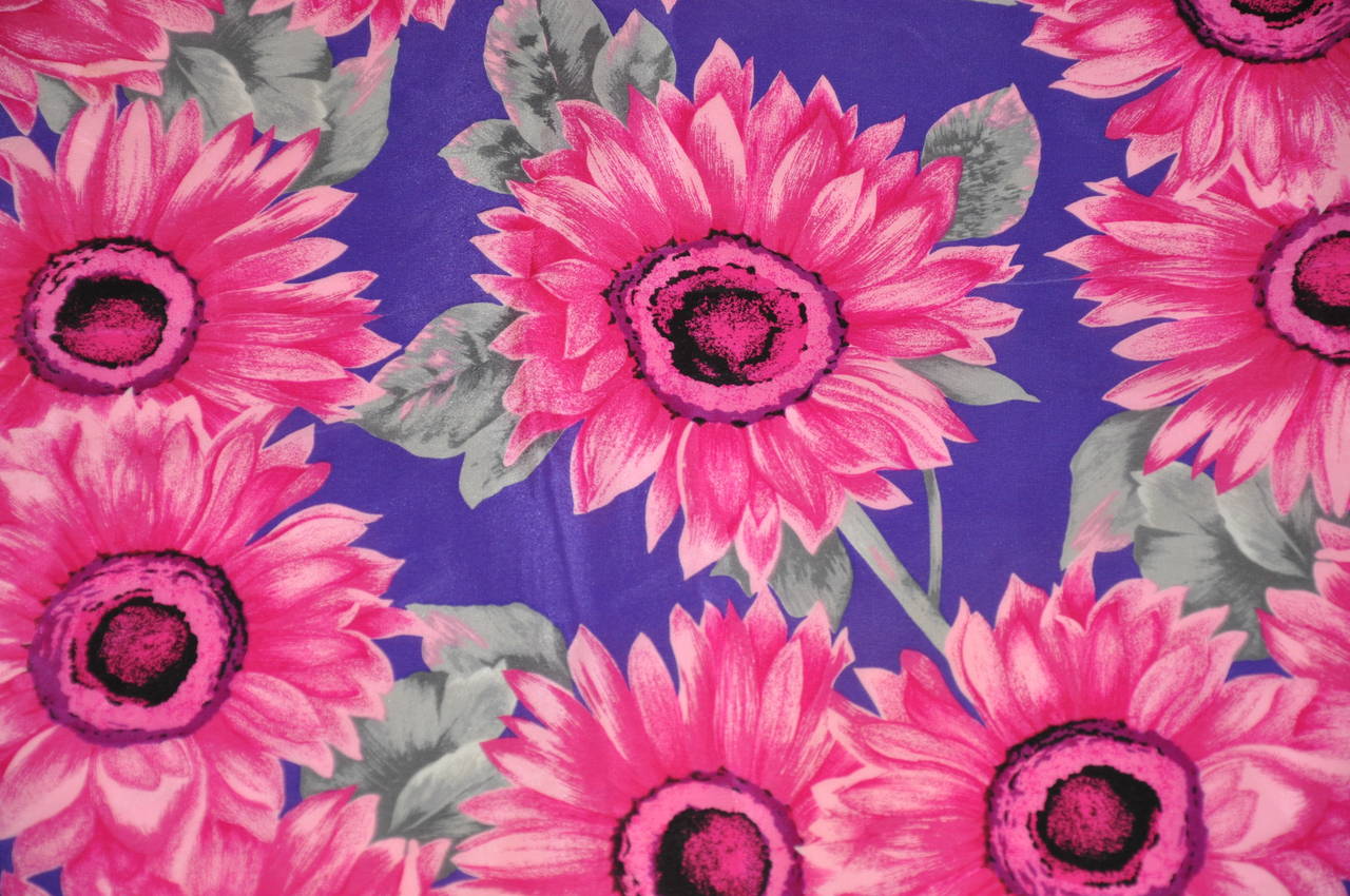 L'écharpe Adrienne Vittadini en soie florale multicolore mesure 32