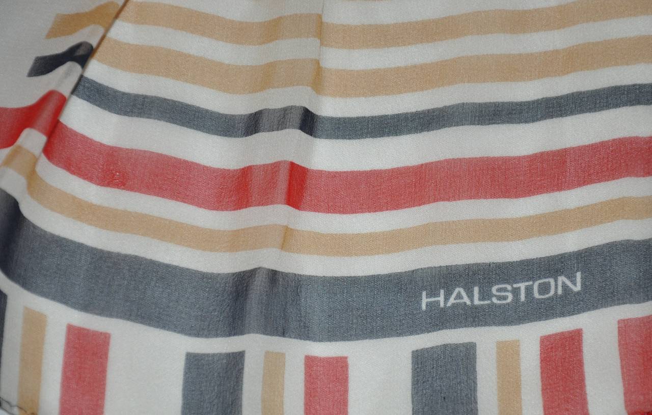 L'écharpe Halston en mousseline de soie à rayures multicolores mesure 14
