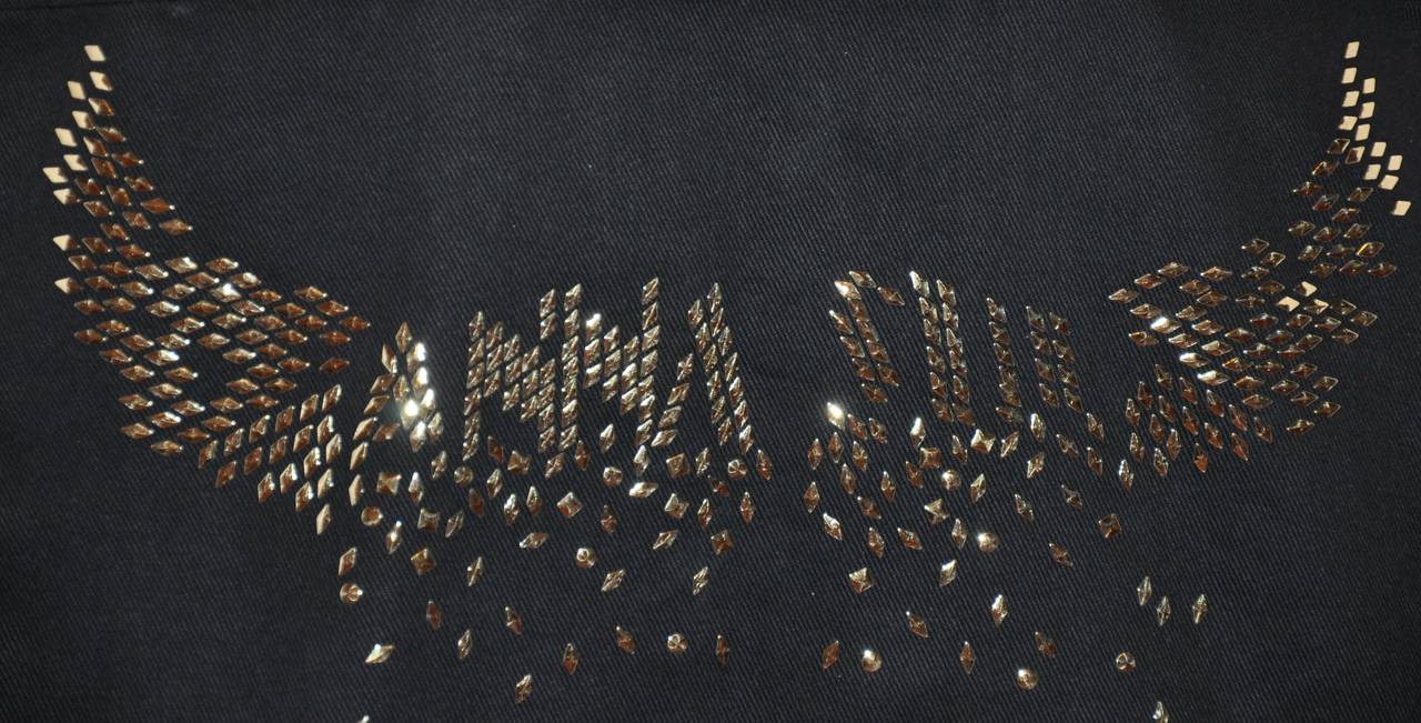 Die schwarze Canvas-Tasche von Anna Siu ist mit diamantförmigen, goldenen Nieten auf der Vorderseite akzentuiert.
   Die Länge beträgt 17