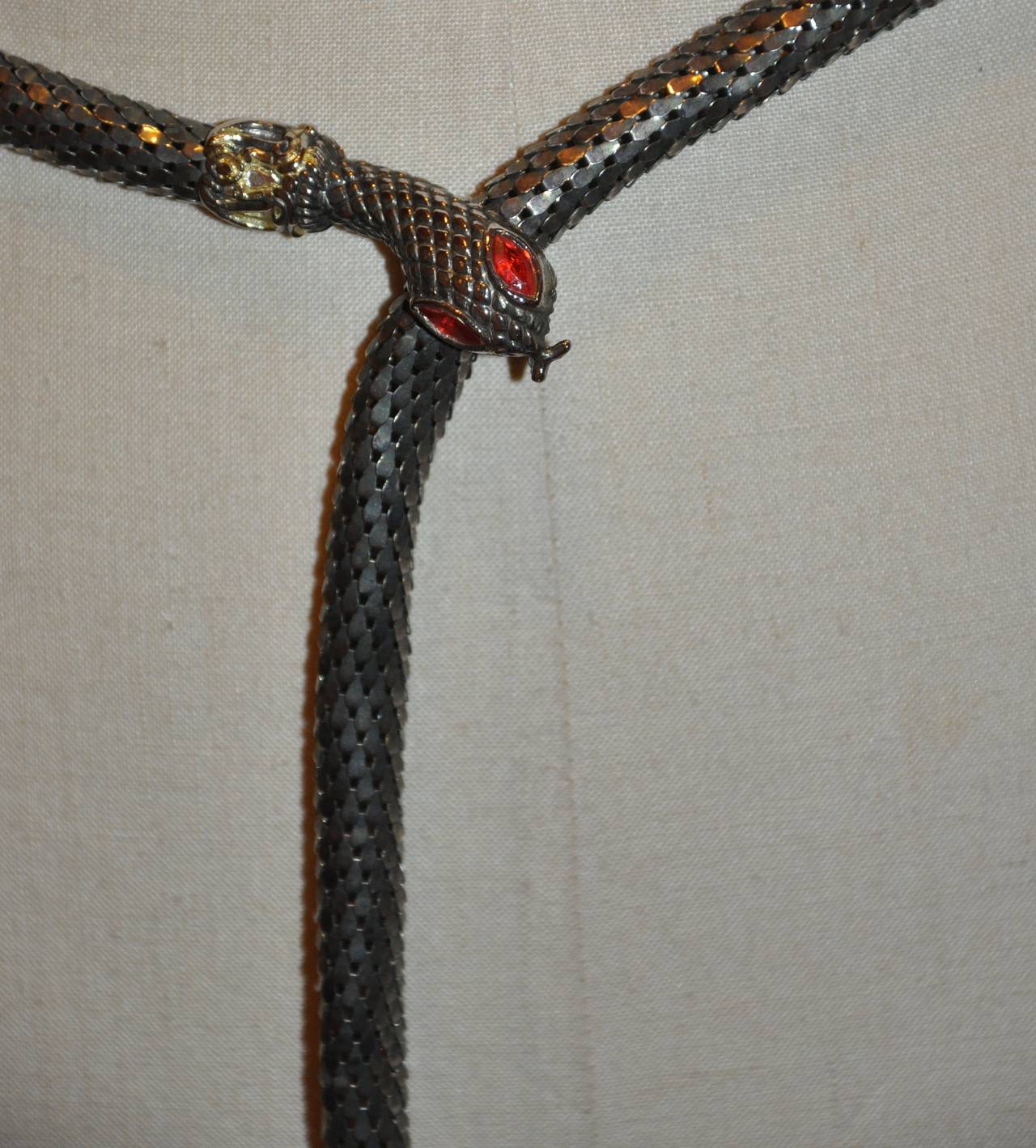 Noir Whiting & Davis Ceinture « serpent » à maillons en métal argenté avec chaîne et œils rouges en vente