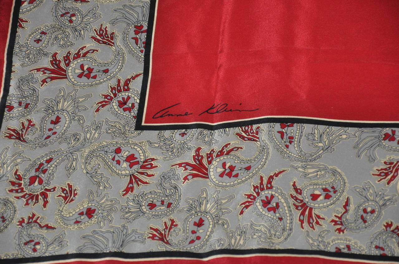 Il foulard in seta di Anne Klein con stampa bordeaux e grigia è rifinito con bordi arrotolati a mano e misura 31