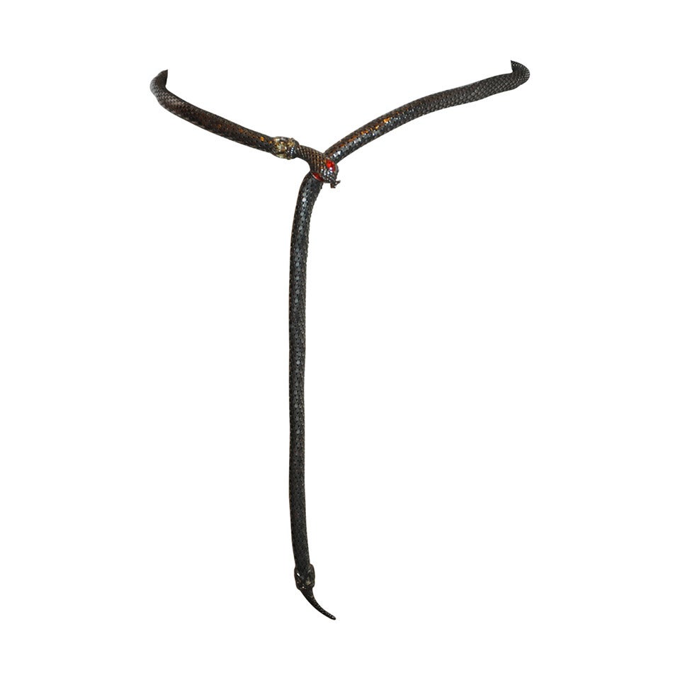Whiting & Davis: cintura a catena "Snake" con occhi rossi, in argento con ferramenta. in vendita