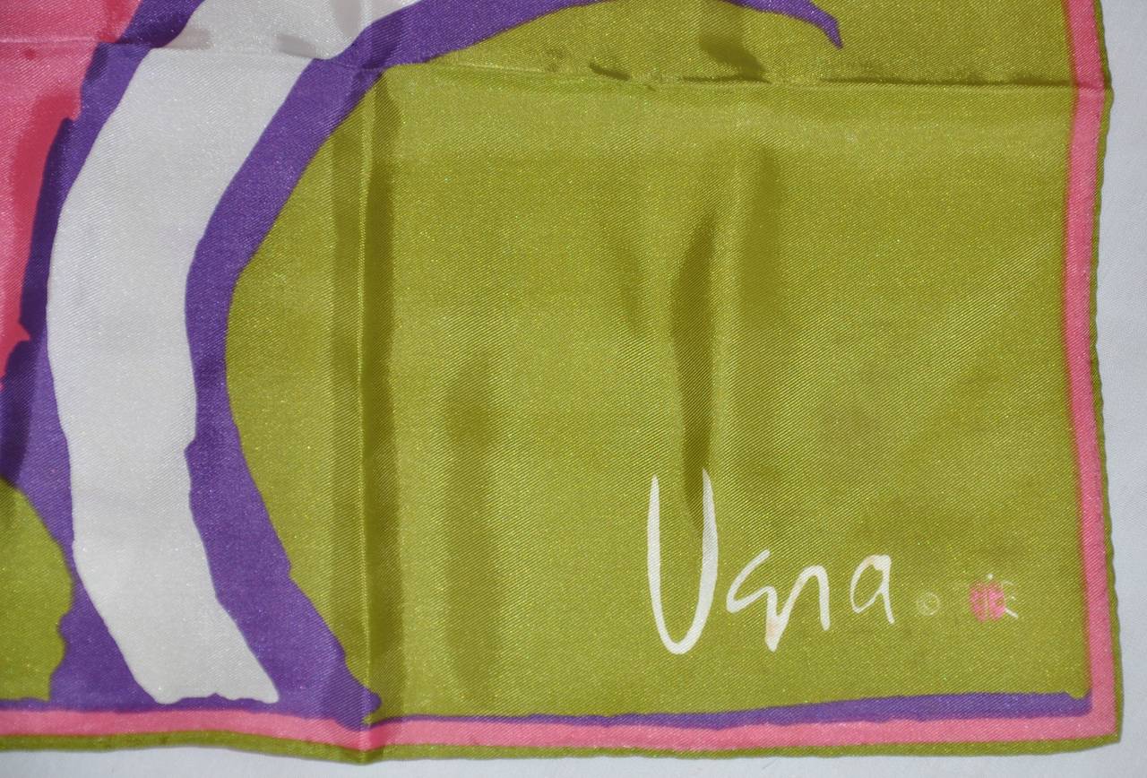 L'audacieuse écharpe en soie abstraite multicolore de Vera présente des bords roulés à la main. Le foulard en soie mesure 26