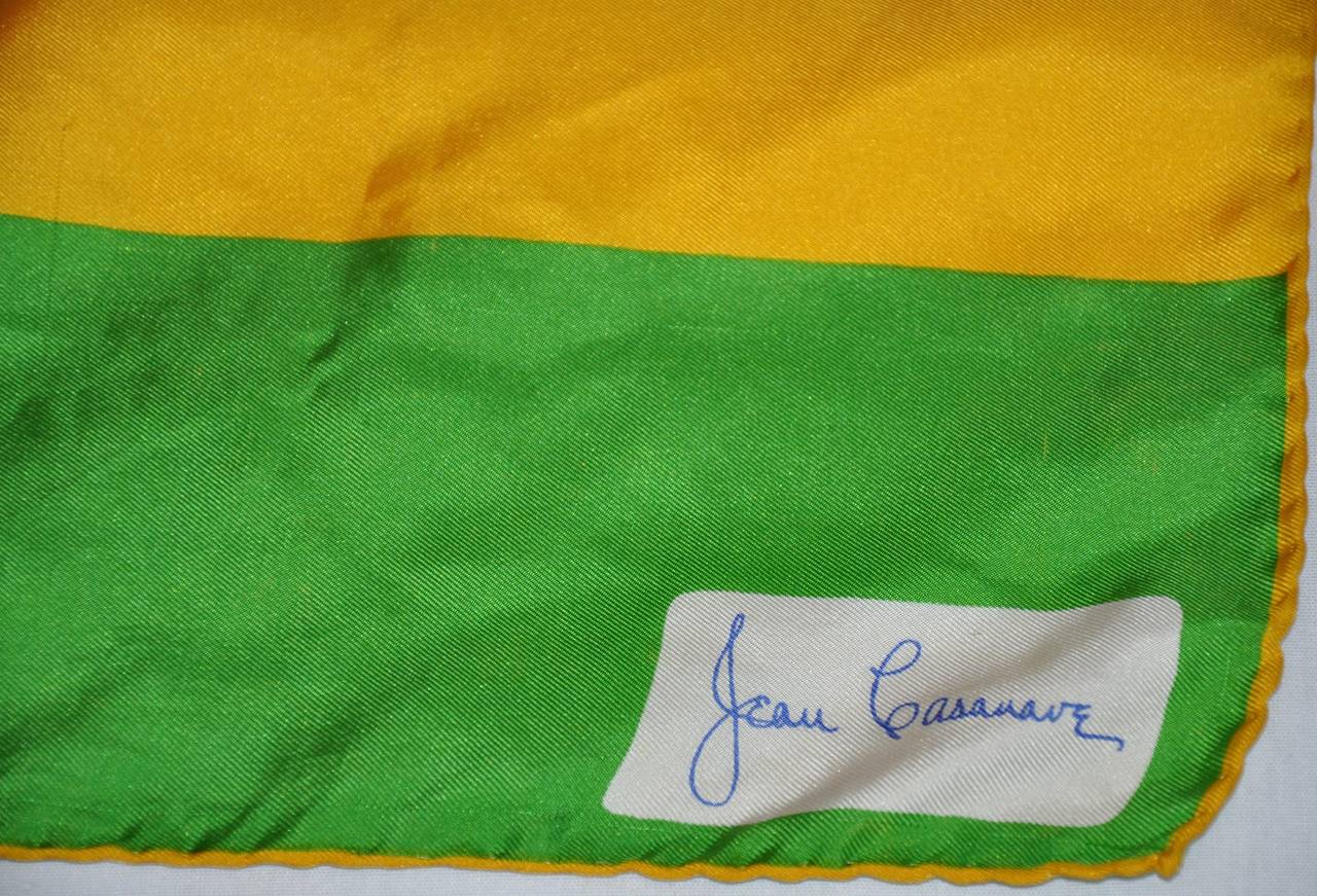 Der Seidenschal mit abstraktem Druck von Jean Cassanue ist mit handgerollten Kanten versehen. Die Maße sind 26