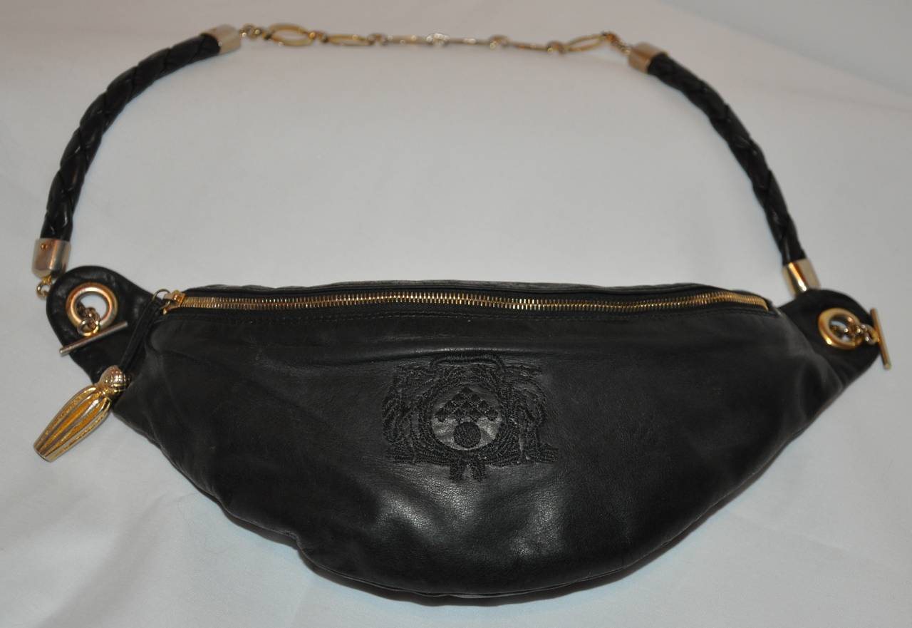 Nero Bottega Veneta: astuccio in pelle d'agnello nera con logo personalizzato in vendita