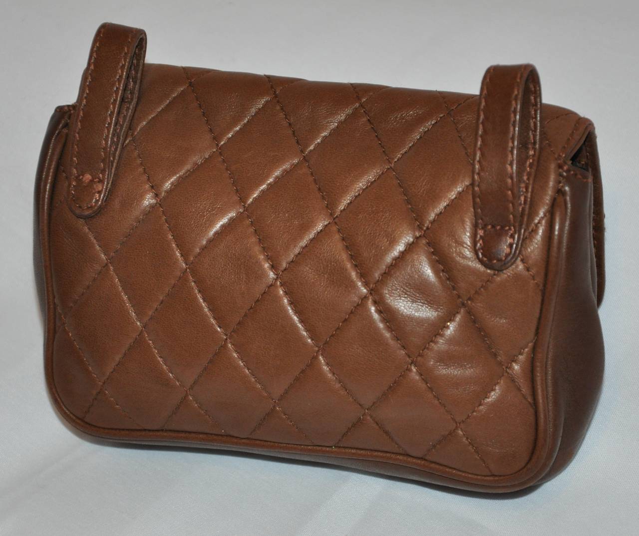 Marron Pochette de ceinture en cuir matelassé couleur taupe de l'école « style Chanel » avec ceinture en vente