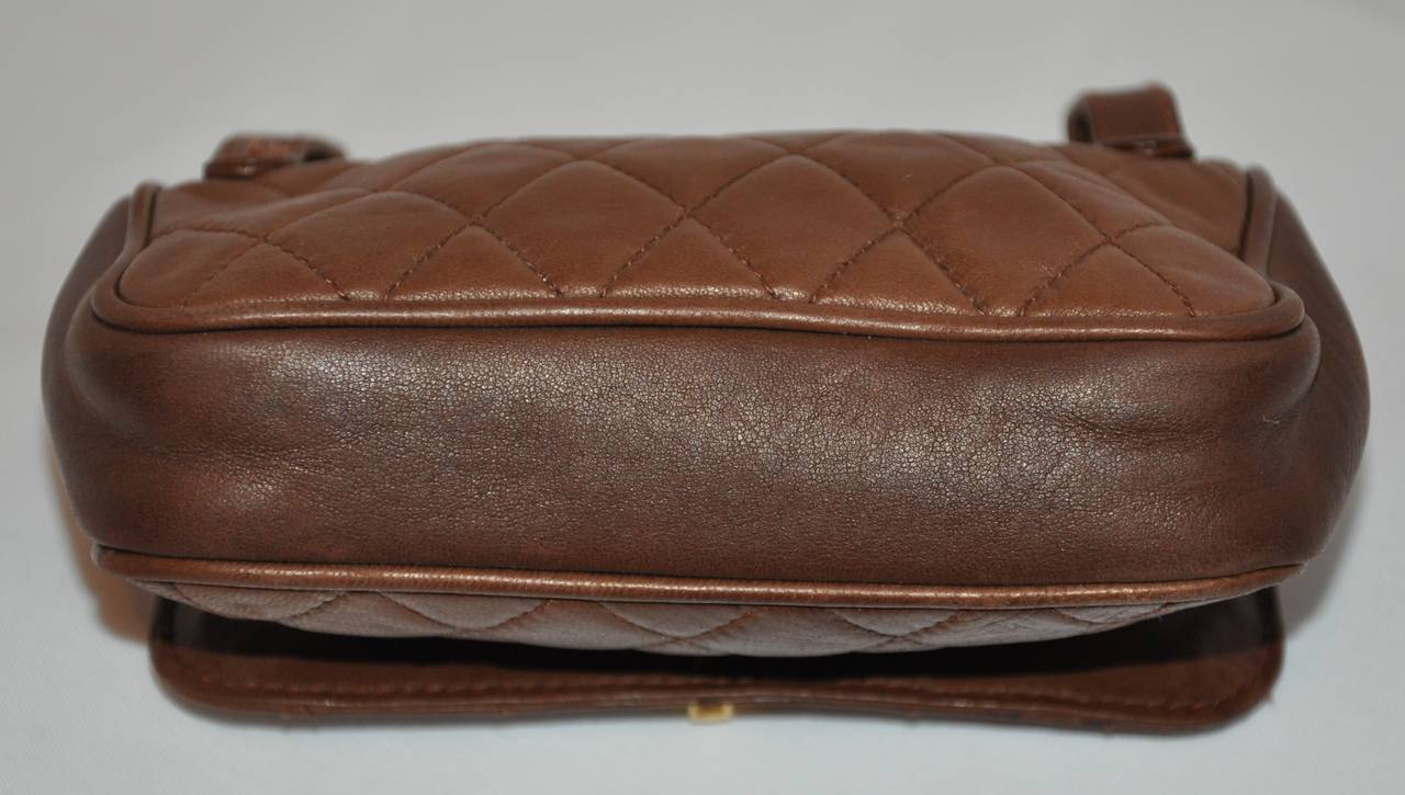 Pochette de ceinture en cuir matelassé couleur taupe de l'école « style Chanel » avec ceinture en vente 1