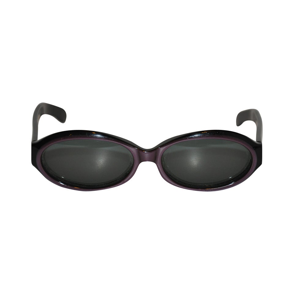 Emmanuelle Khanh Pflaumenfarbene Sonnenbrille mit schwarzer Verzierung im Angebot