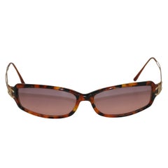 Occhiali da sole Chanel con guscio di tartaruga e logo personalizzato in oro