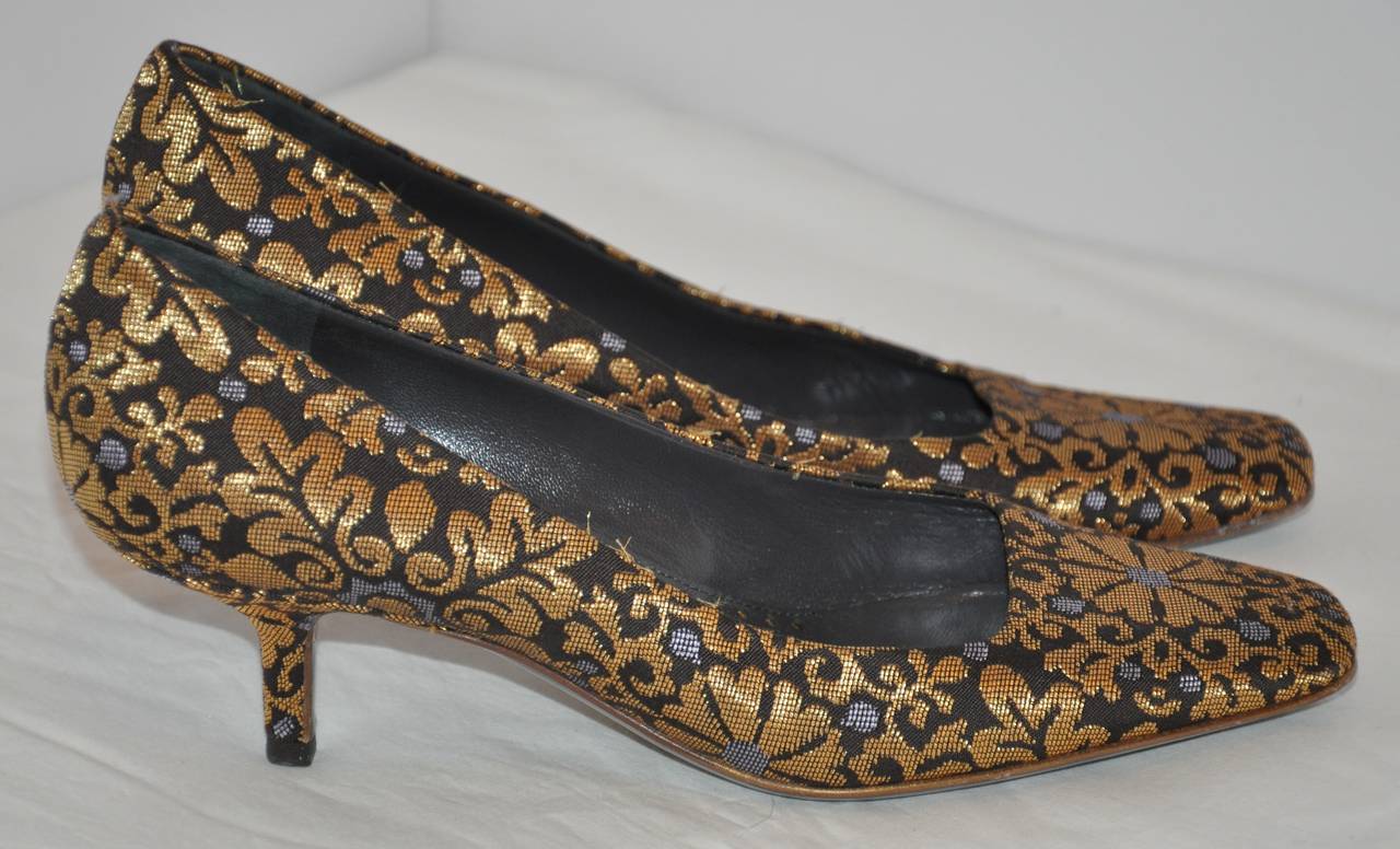 Yves Saint Laurent woven gold lame floral kitty heel pumps are sized 38/Italy, 8 US. 
   The height of the heel measures 2