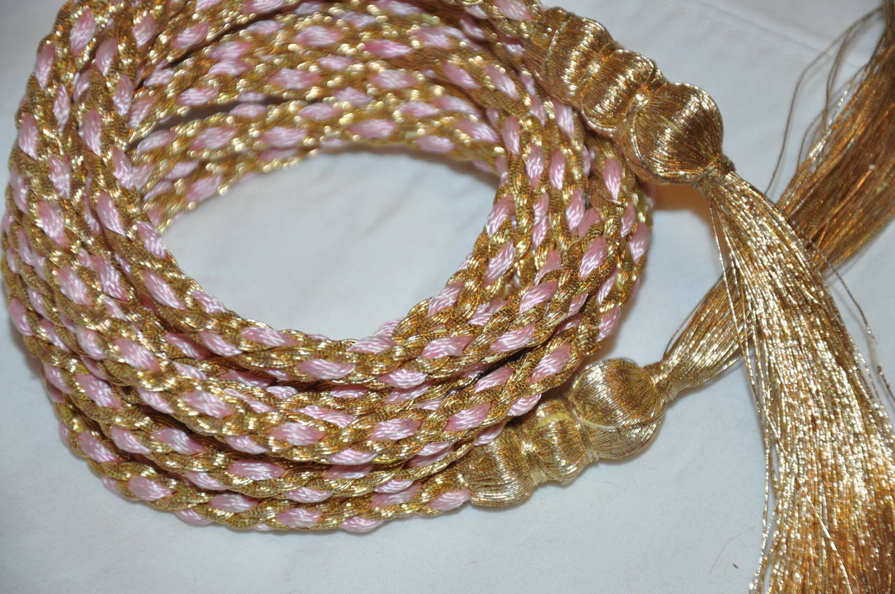 El emblemático cordón de seda rosa 