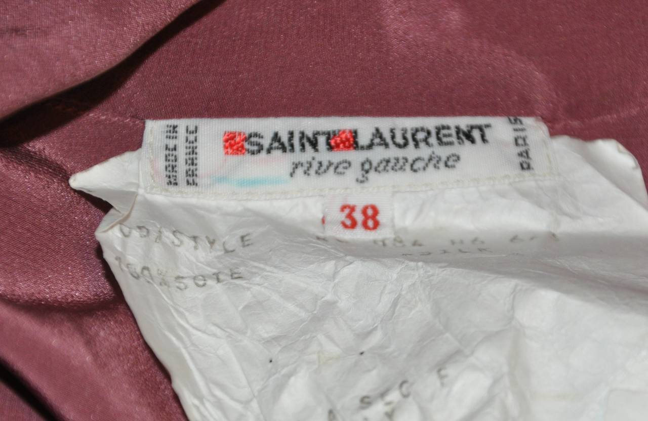 Blusa Yves Saint Laurent Rive Gauche Malva Profundo con Lazo de Crepé de Chine en Excelente estado para la venta en New York, NY