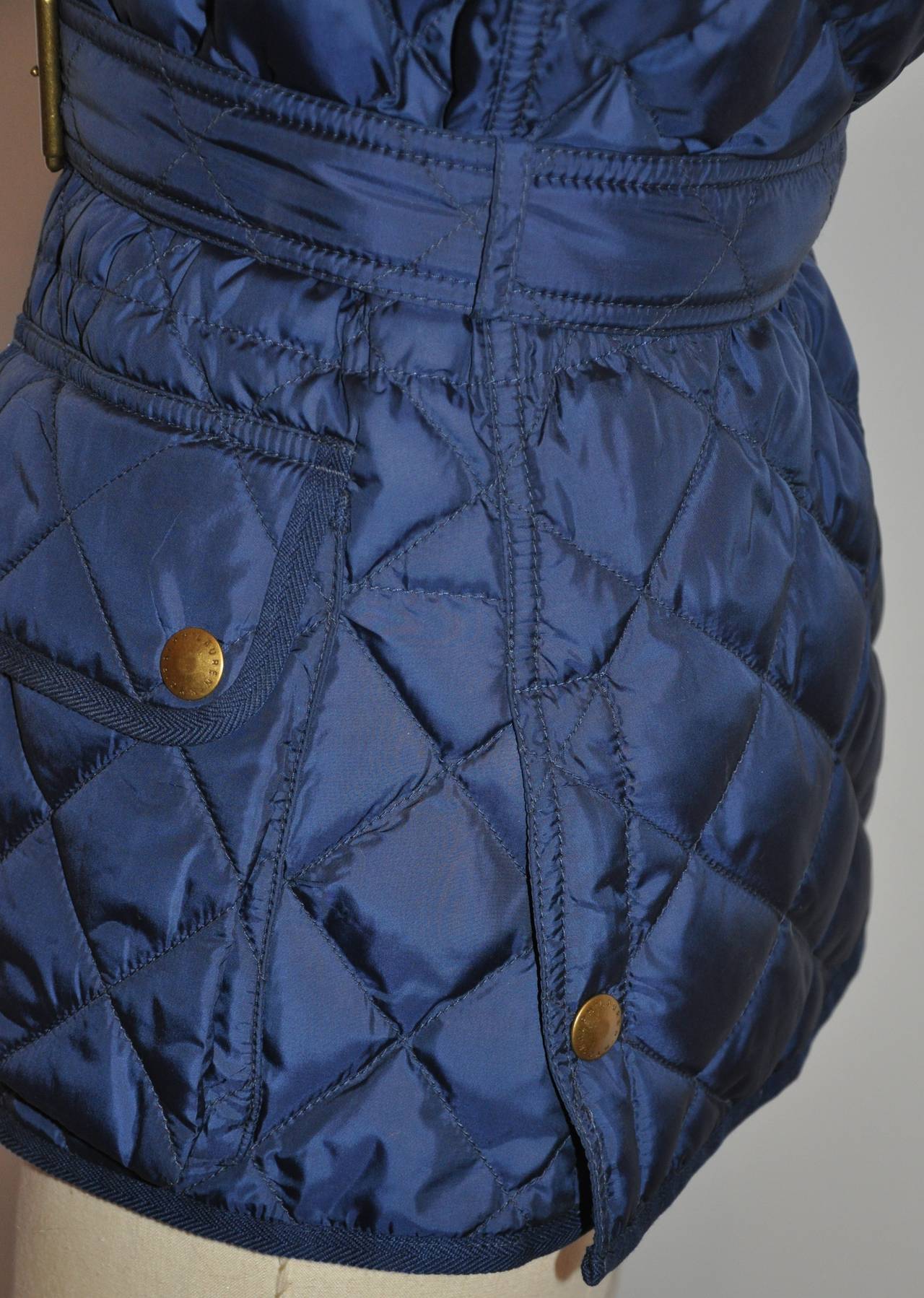 Chaleco de plumón acolchado azul marino Ralph Lauren con cinturón opcional en venta 2