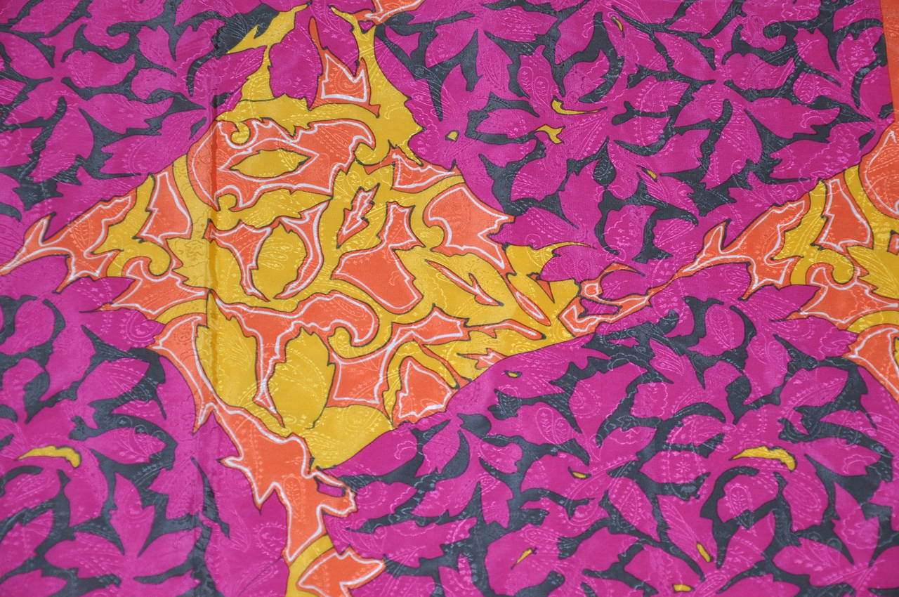 Bolder farbenfroher mehrfarbiger Seidenschal mit Blumenmuster von Evan Picone im Zustand „Hervorragend“ im Angebot in New York, NY