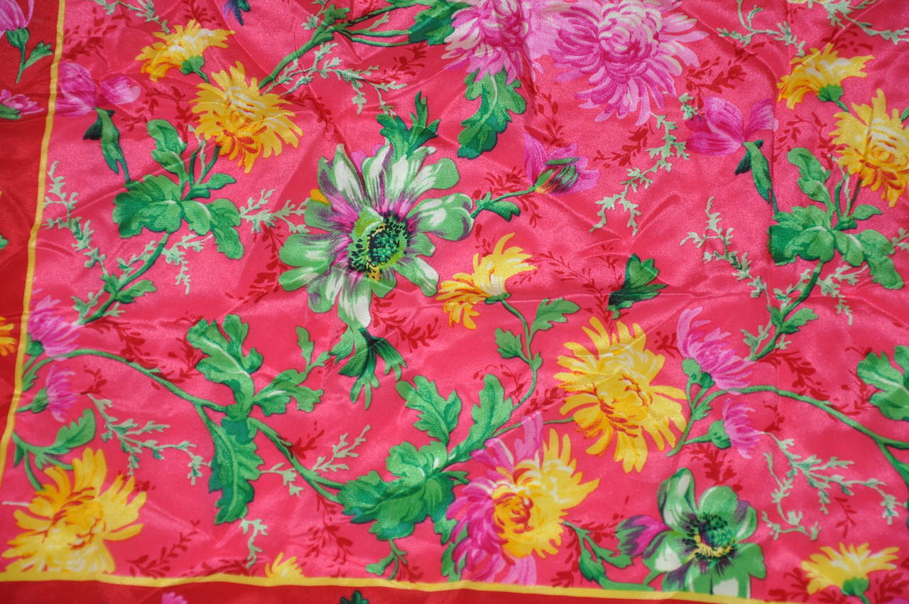Le foulard en soie floral multicolore d'Adrienne Vittadini mesure 29