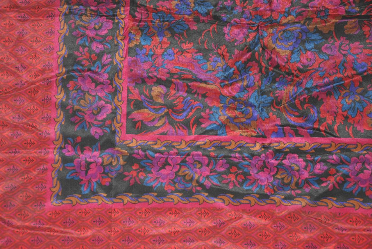 Il foulard di seta floreale multicolore misura 29