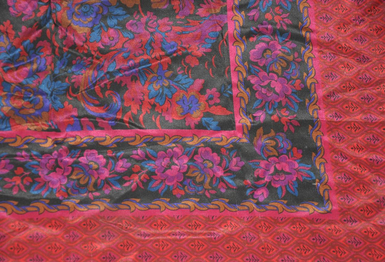 Sciarpa di seta floreale multicolore In condizioni ottime in vendita a New York, NY