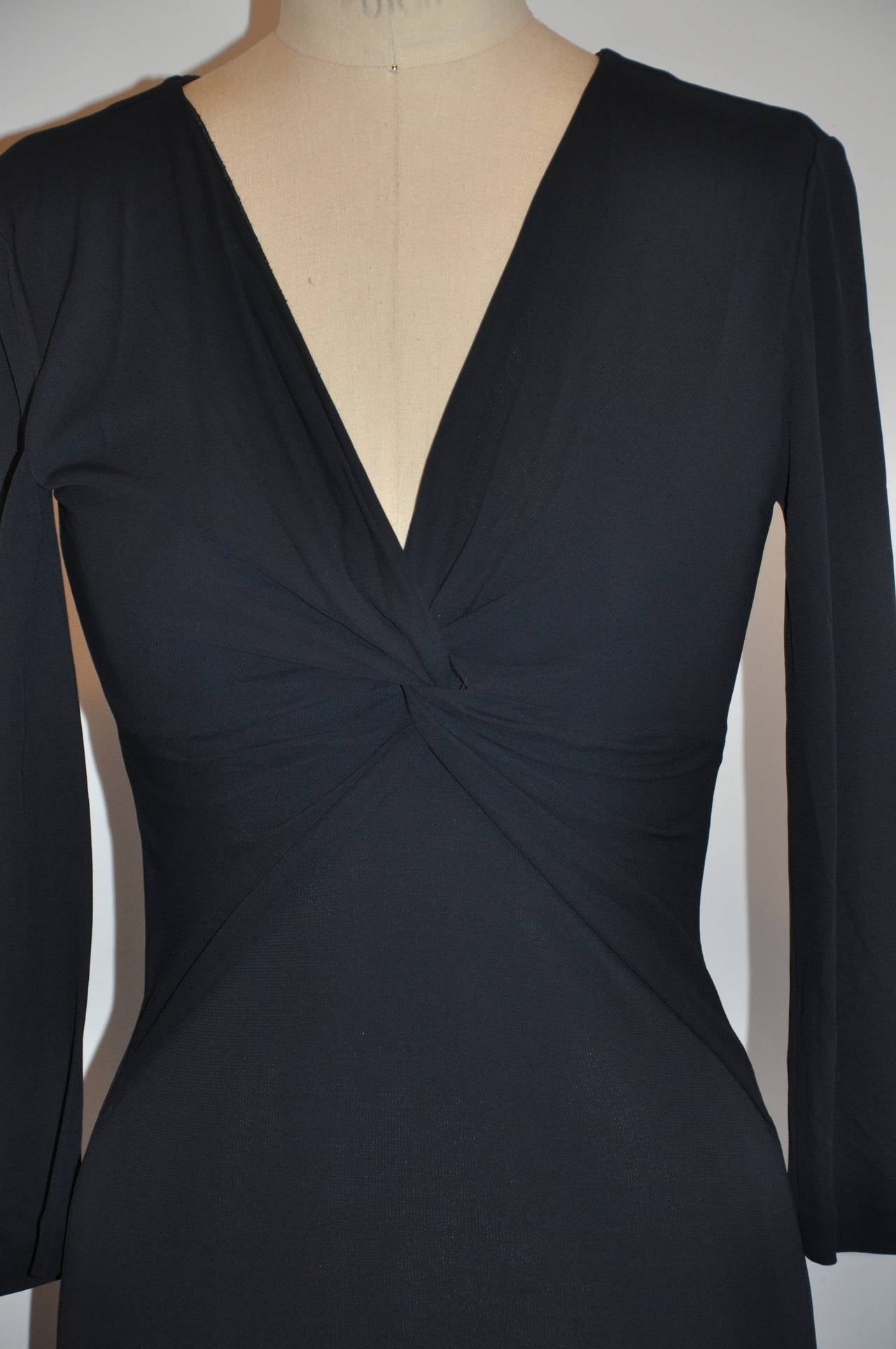 Georgio Armani Mitternachtsblaues Kleid aus Seidenjersey mit Formbesatz (Schwarz) im Angebot