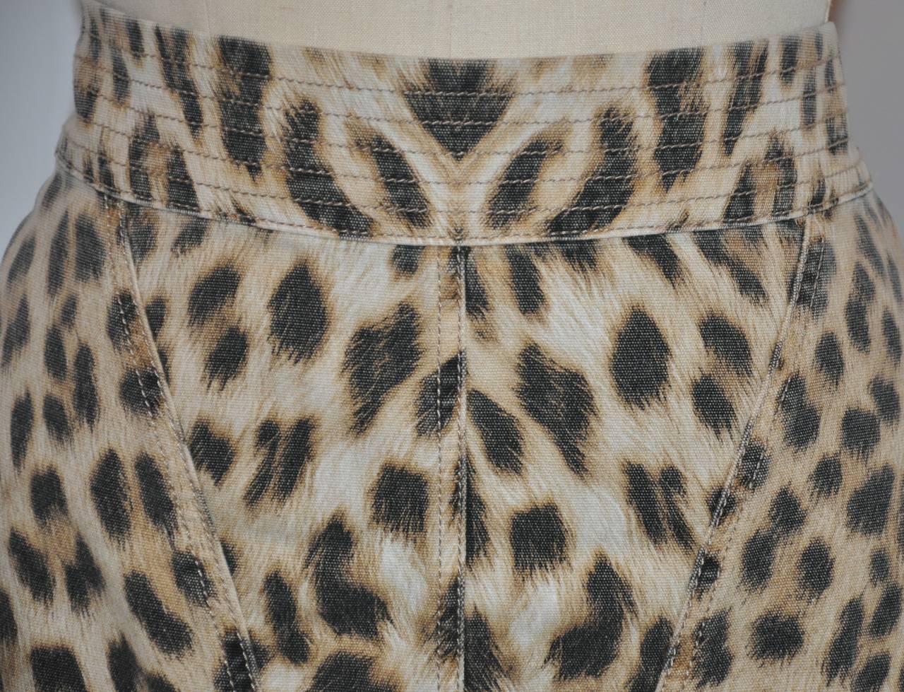 Roberto Cavalli leopard print cotton skirt is detailed with gold hardware center-back zipper which measures 6