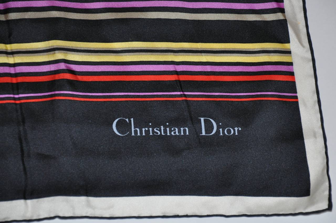 El maravilloso pañuelo de seda multicolor multirayas de Christian Dior está acabado con bordes enrollados a mano. El pañuelo de seda mide 29