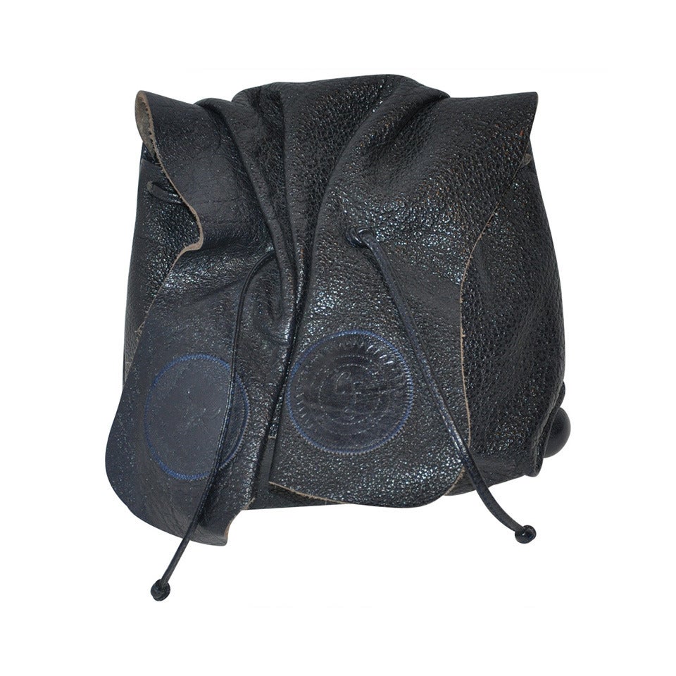 Bolso cruzado de piel de búfalo texturizada azul noche Carlos Falchi en venta