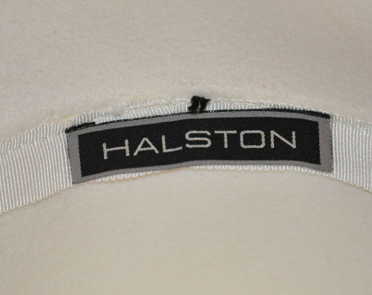 Gris Halston - Chapeau en feutre de laine ivoire avec détails en ruban de soie en vente