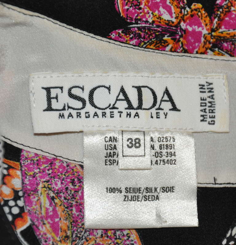 Nero Top in seta con fiori e farfalle di Margaretha Ley per Escade in vendita