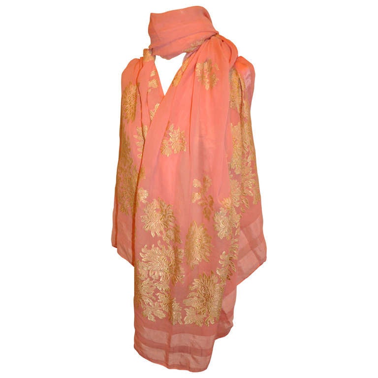Powder-Pink Chiffon mit handbestickten Seidenblumen Großer Schal im Angebot