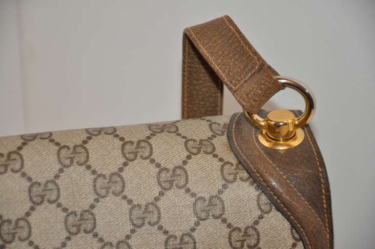 Gucci Monogrammierte Umhängetasche mit riesiger „GG“-Hardware im Zustand „Hervorragend“ im Angebot in New York, NY