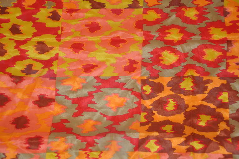 El pañuelo de seda multicolor rojo, mandarina, verde oliva y marrón mide 31