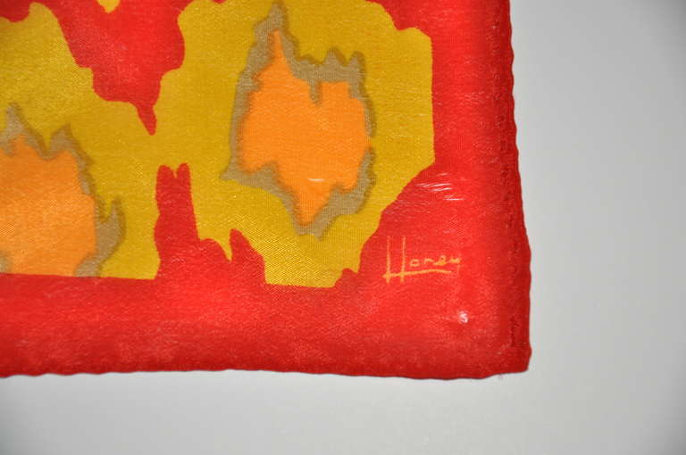 Pañuelo de Seda Multicolor Rojo, Mandarina, Verde Oliva y Marrón en Excelente estado para la venta en New York, NY