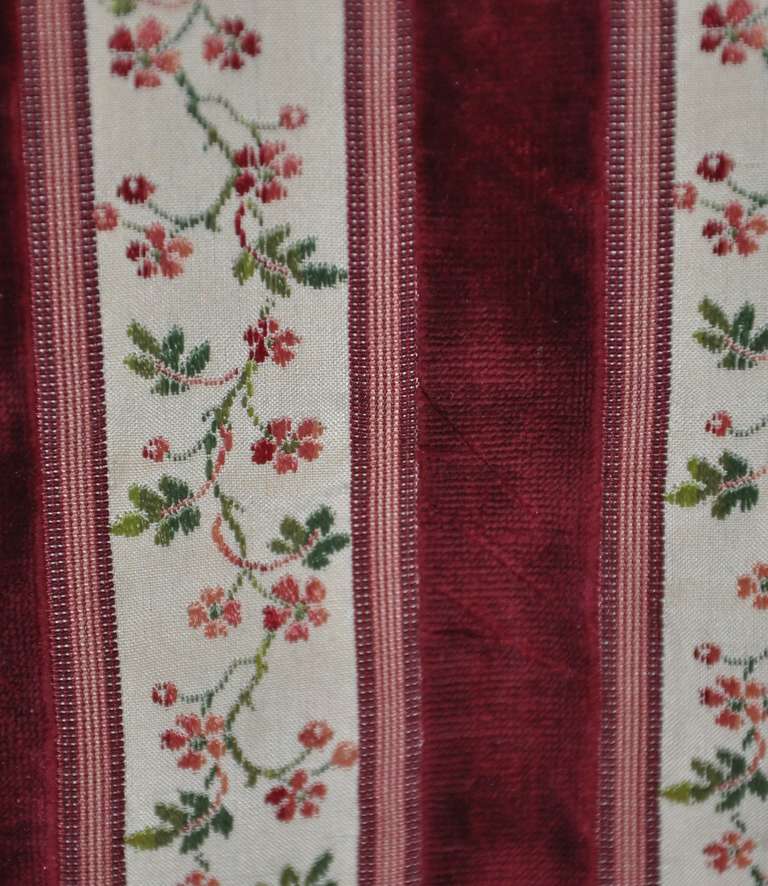 bienen - davis Floral Embroidery & Velvelteen Handbag In Excellent Condition In New York, NY