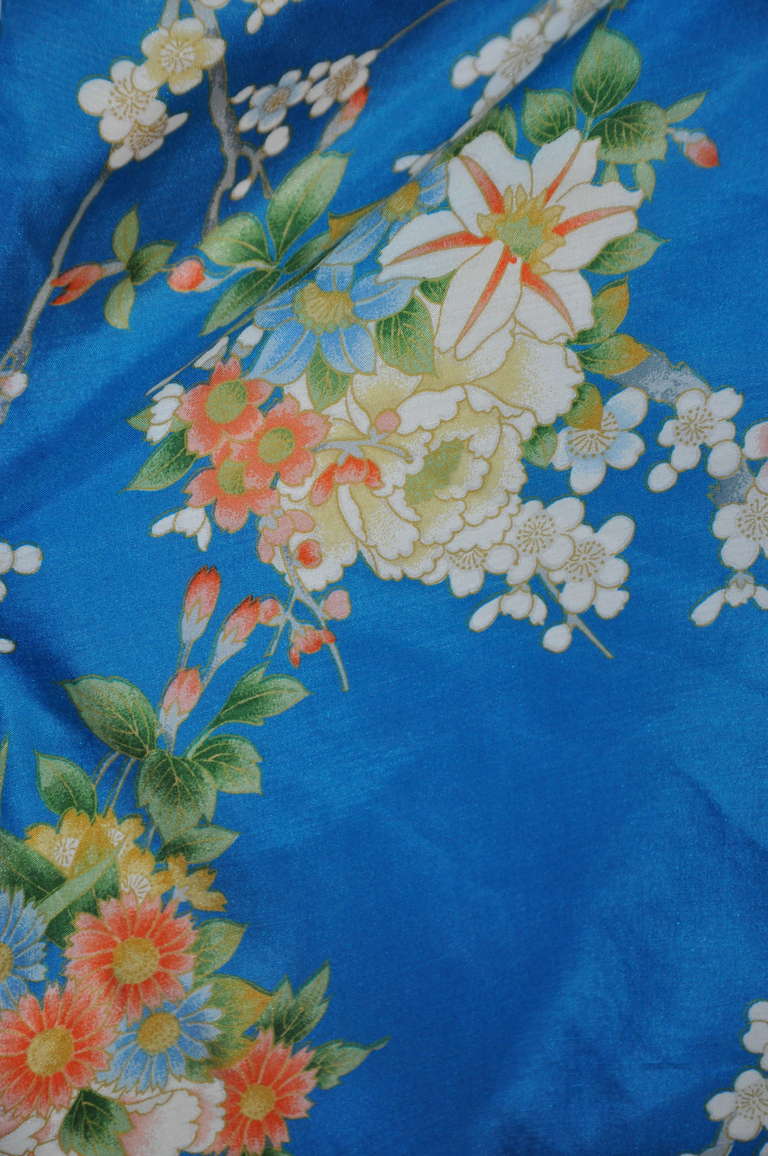 Cobalt Blue Floral Silk Japanese Kimono In Good Condition In New York, NY