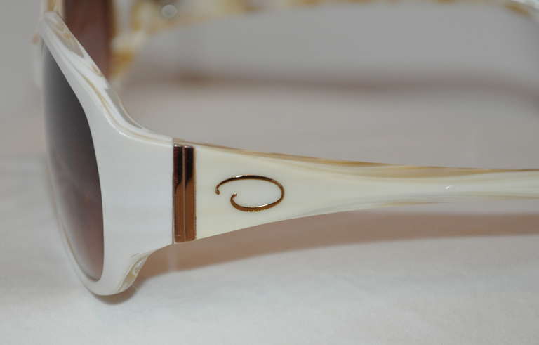 Brown Oscar de la Renta Cream & Mother-of-Pearl Interior Sunglasses