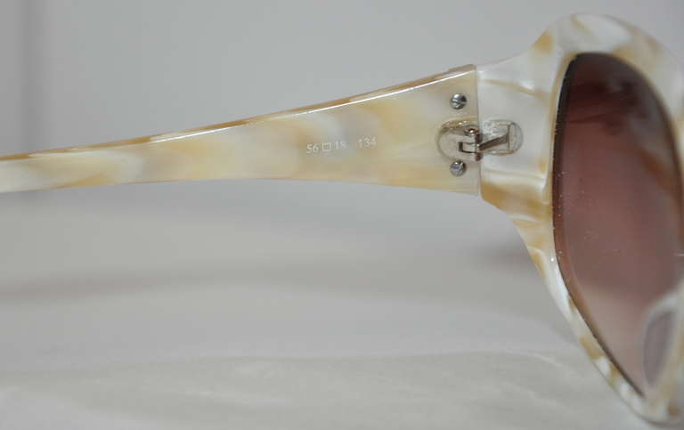 Women's Oscar de la Renta Cream & Mother-of-Pearl Interior Sunglasses