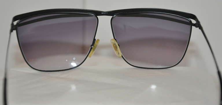 Laura Biagiotti Schwarze Sonnenbrille mit mattem Metallrahmen und Etui Damen im Angebot