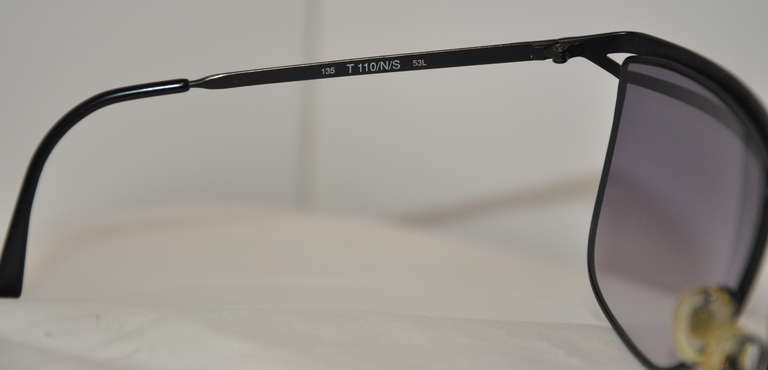 Laura Biagiotti Schwarze Sonnenbrille mit mattem Metallrahmen und Etui im Angebot 1