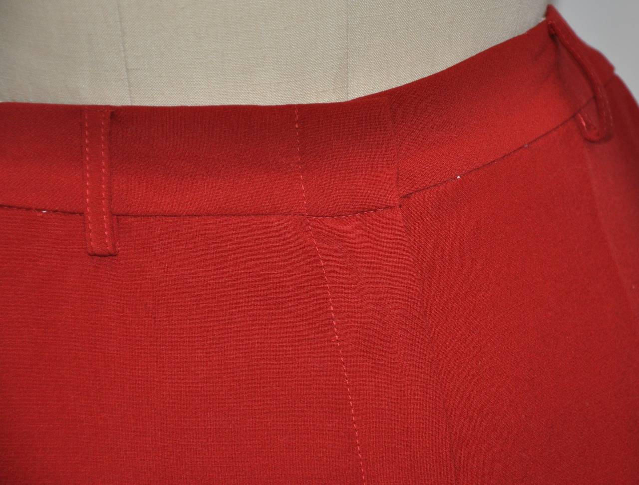 Le pantalon classique Moschino de couleur rouge profond a deux poches intégrées ainsi que deux poches intégrées à l'arrière. Le pantalon est partiellement doublé sur la moitié supérieure. La fermeture à glissière avant mesure 7 1/2