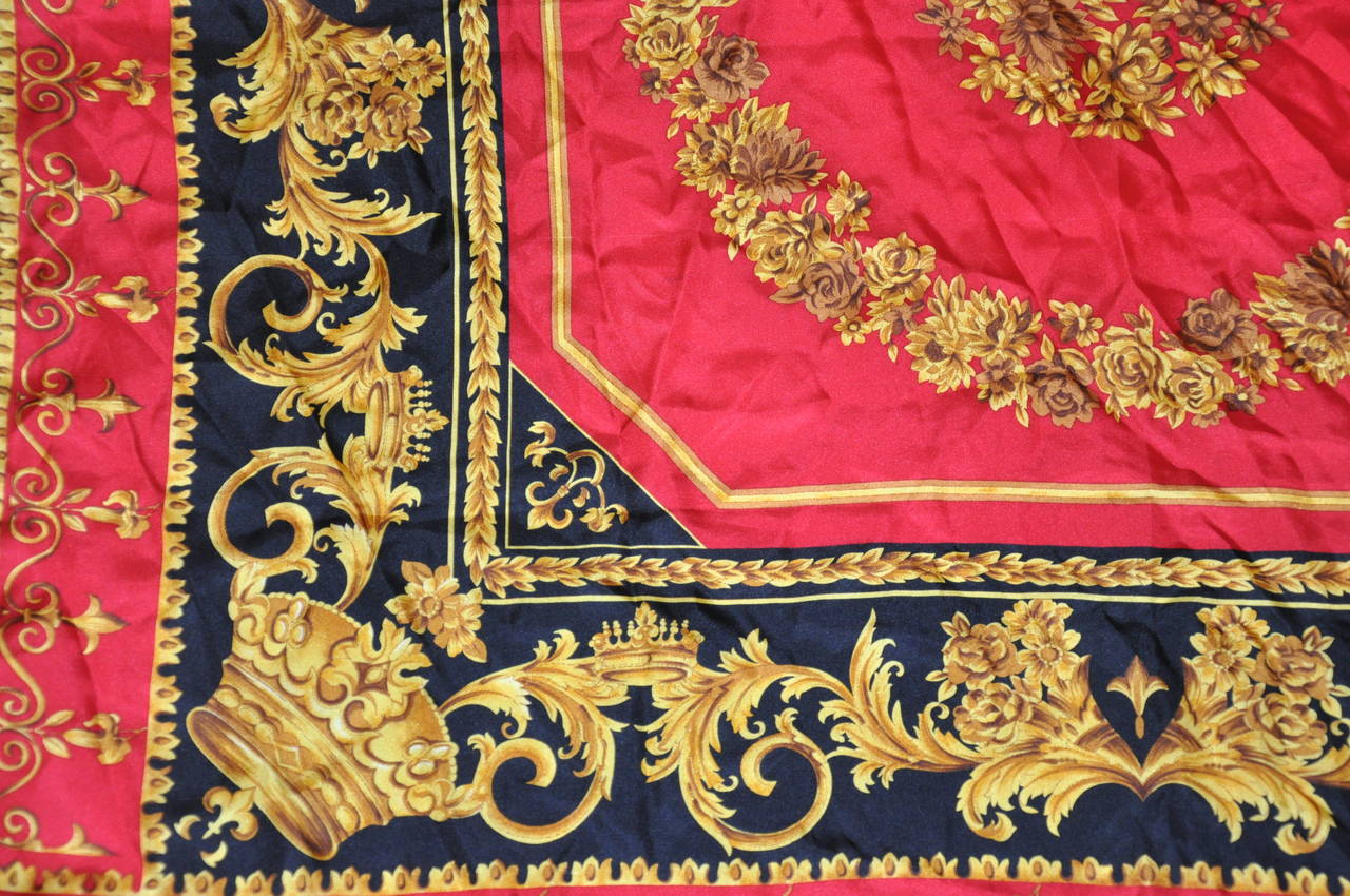        Ce foulard en soie multicolore 