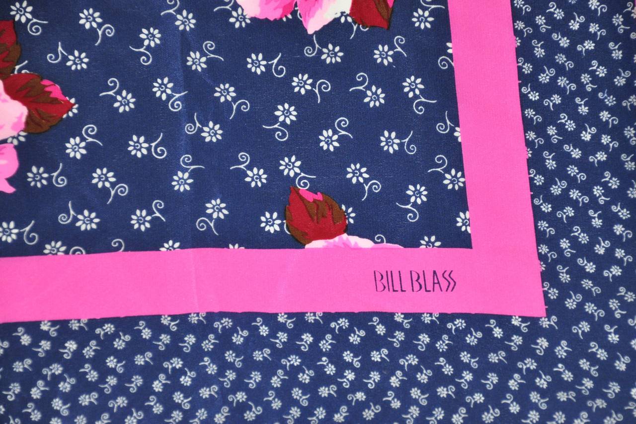 Bill Blass Fuchsiafarbener, marineblauer und weißer geblümter Seidenschal mit handgerollten Kanten (Violett) im Angebot