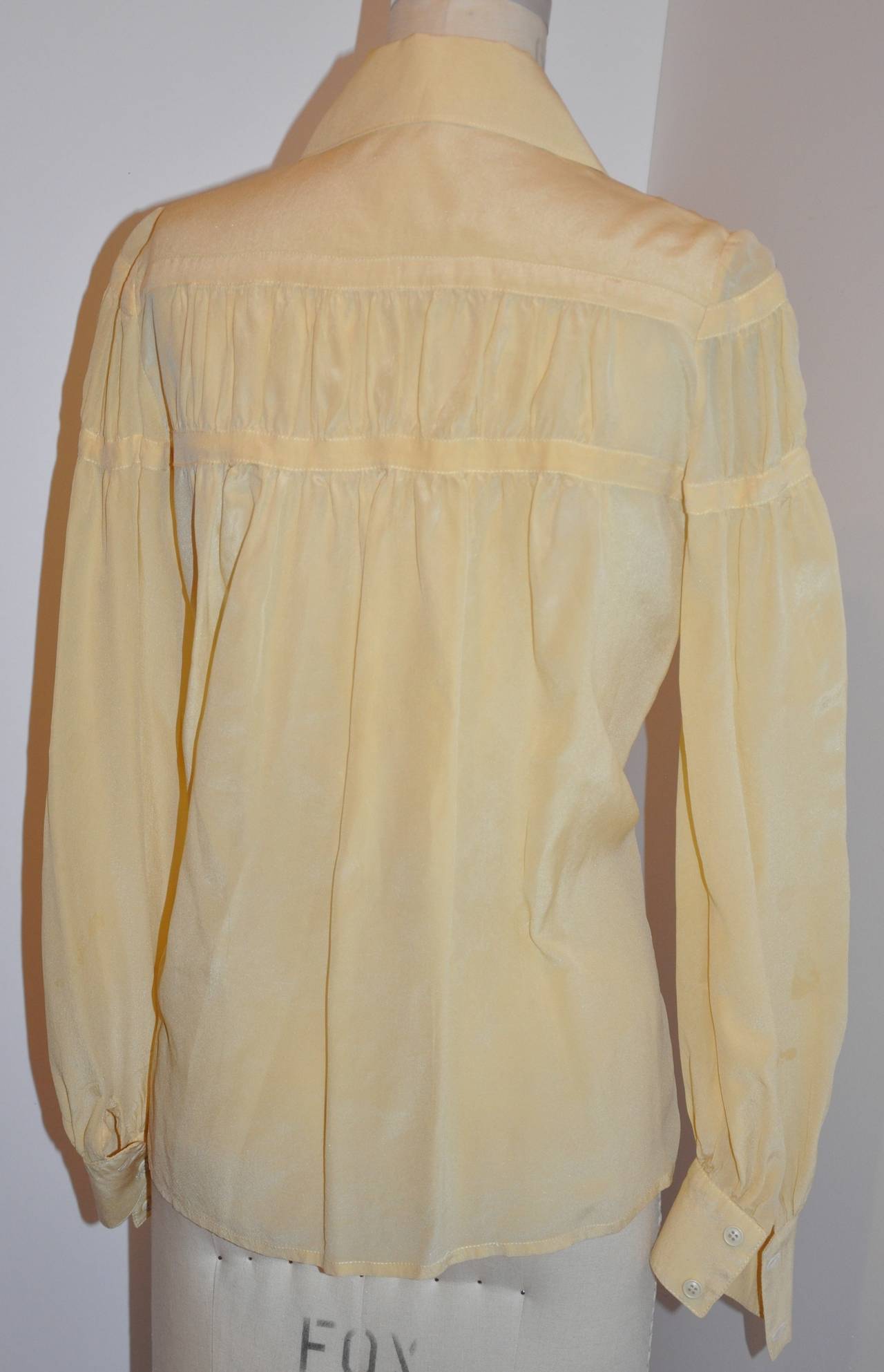 La blusa beige de dos botones de seda Ted Lapidus tiene seis botones forrados de seda por delante. El collar mide 2 3/8