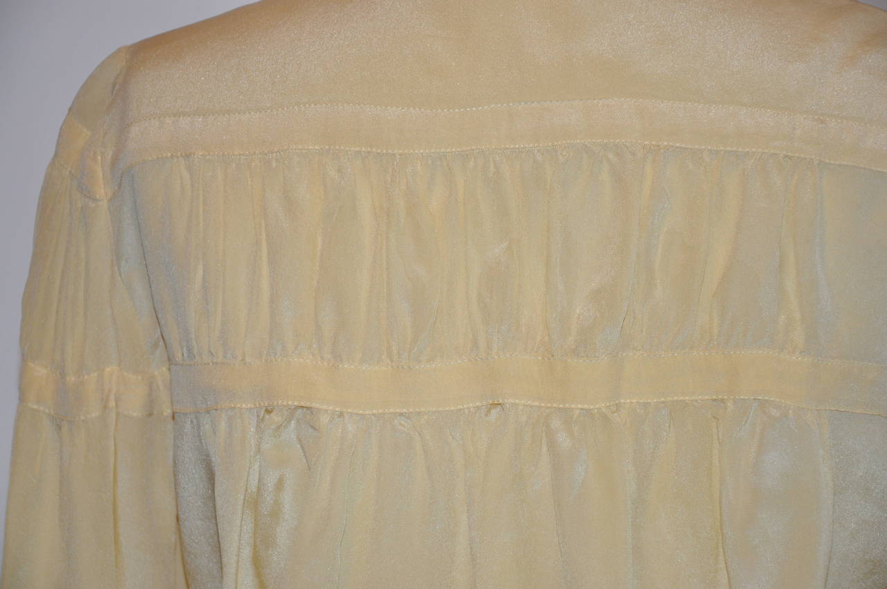 Ted Lapidus Blusa de dos botones de seda beige en Bastante bueno estado para la venta en New York, NY