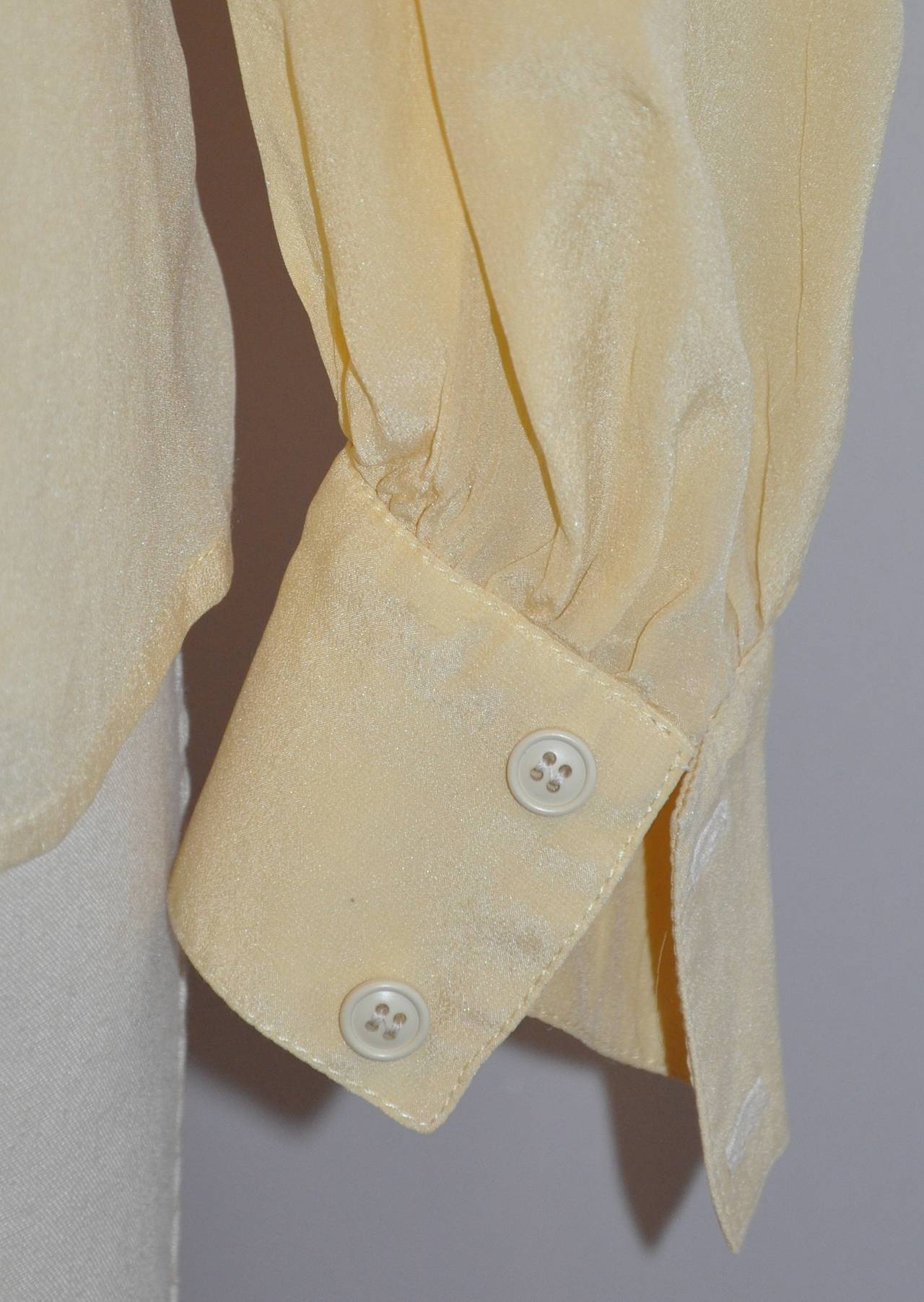 Ted Lapidus Blusa de dos botones de seda beige en venta 1