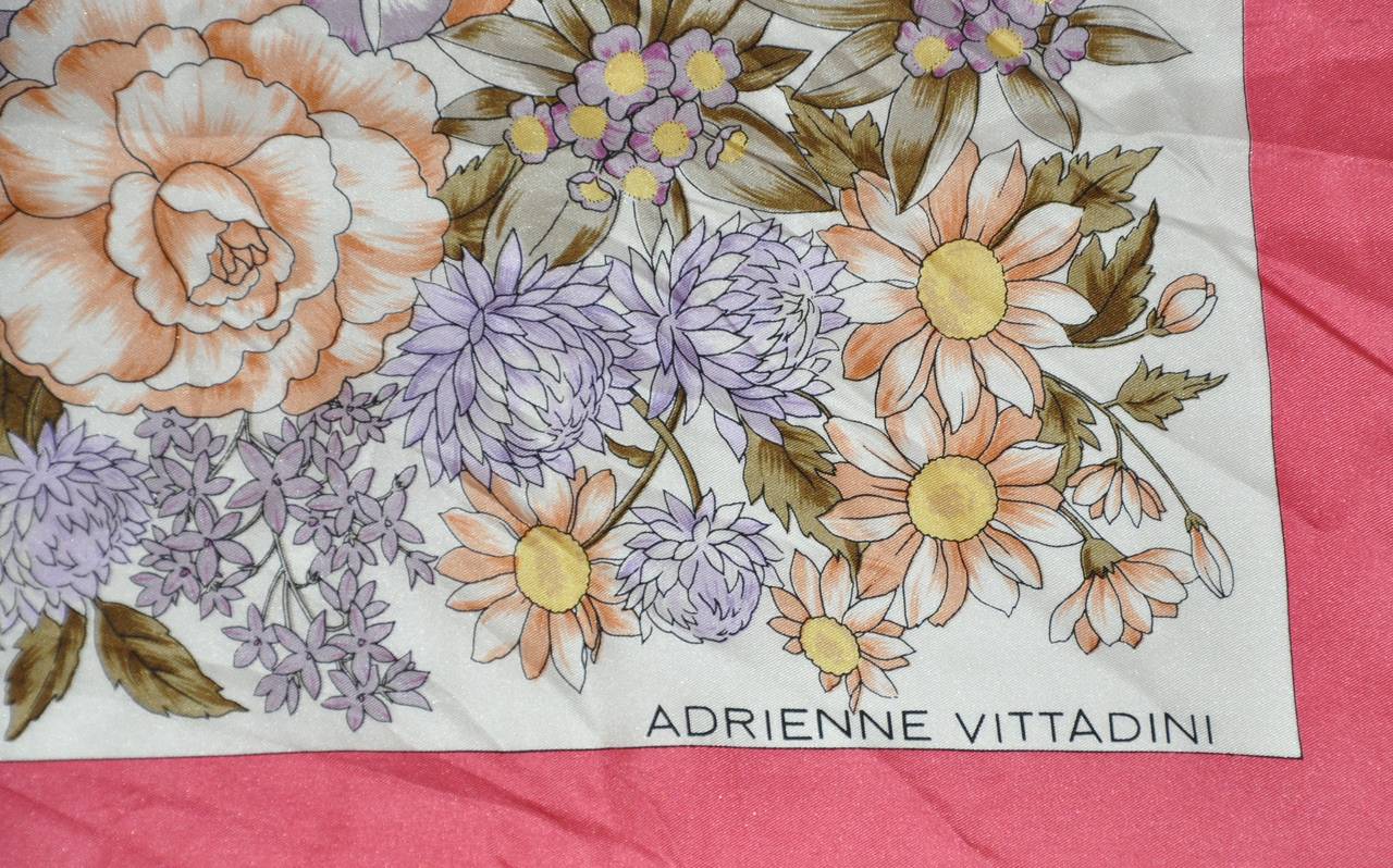 L'écharpe Adrienne Vittadini en soie florale multicolore est bordée de soie rose et finie avec des bords roulés. Elle mesure 34