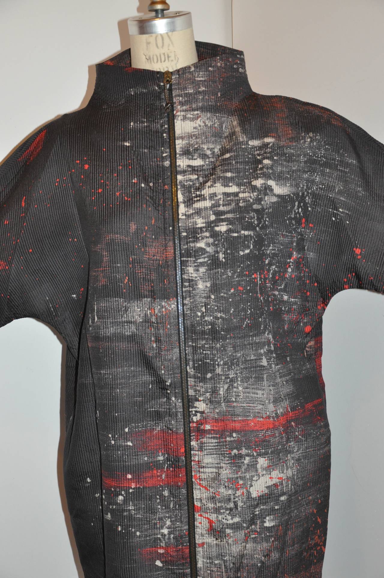Noir Dusan - Veste en soie d'accordéon à double fermeture éclair « Splash Graffiti », abstraite et audacieuse en vente