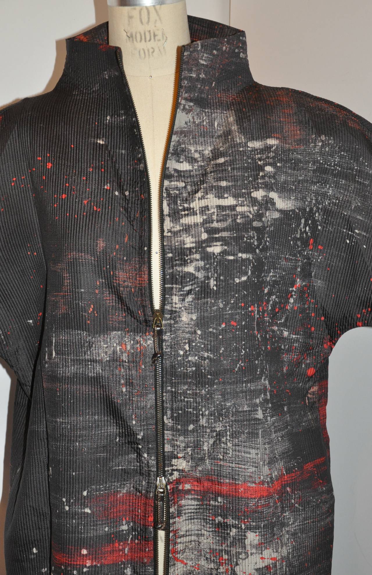 Dusan - Veste en soie d'accordéon à double fermeture éclair « Splash Graffiti », abstraite et audacieuse en vente 1