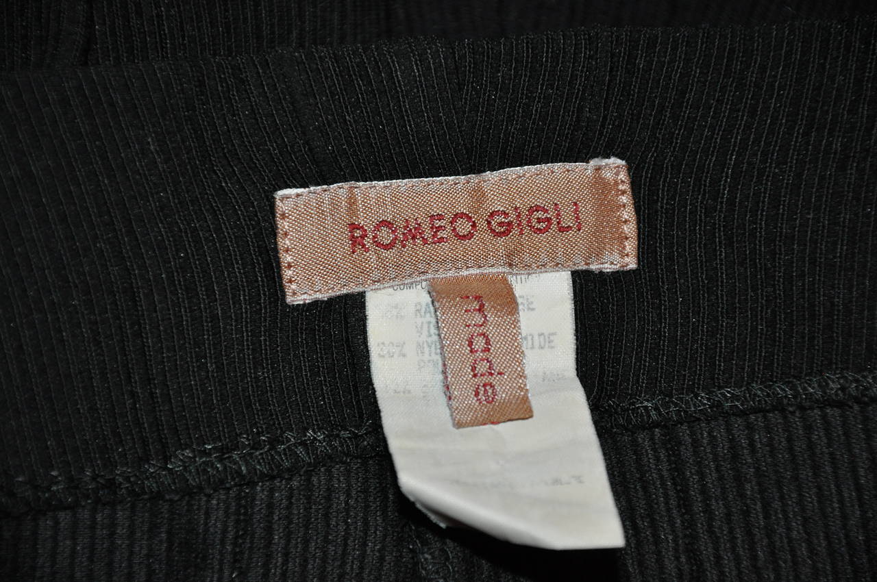 Romeo Gigli black high-waist trousers are accented with a invisible side zipper which measures 8 1/2