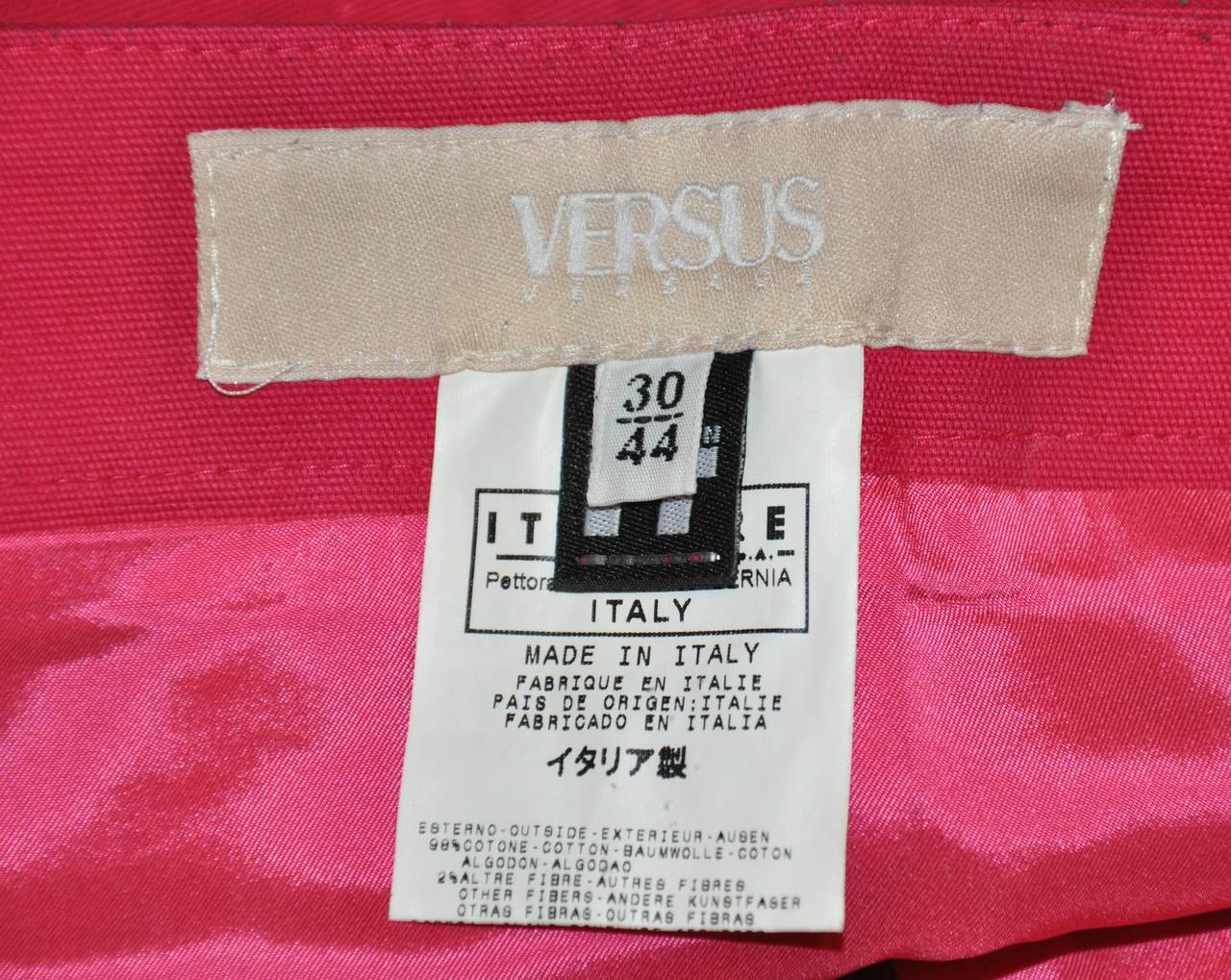 Gianni Versace Mini-jupe fuchsia audacieuse avec boucles extensibles et détails en forme de boucle Excellent état - En vente à New York, NY