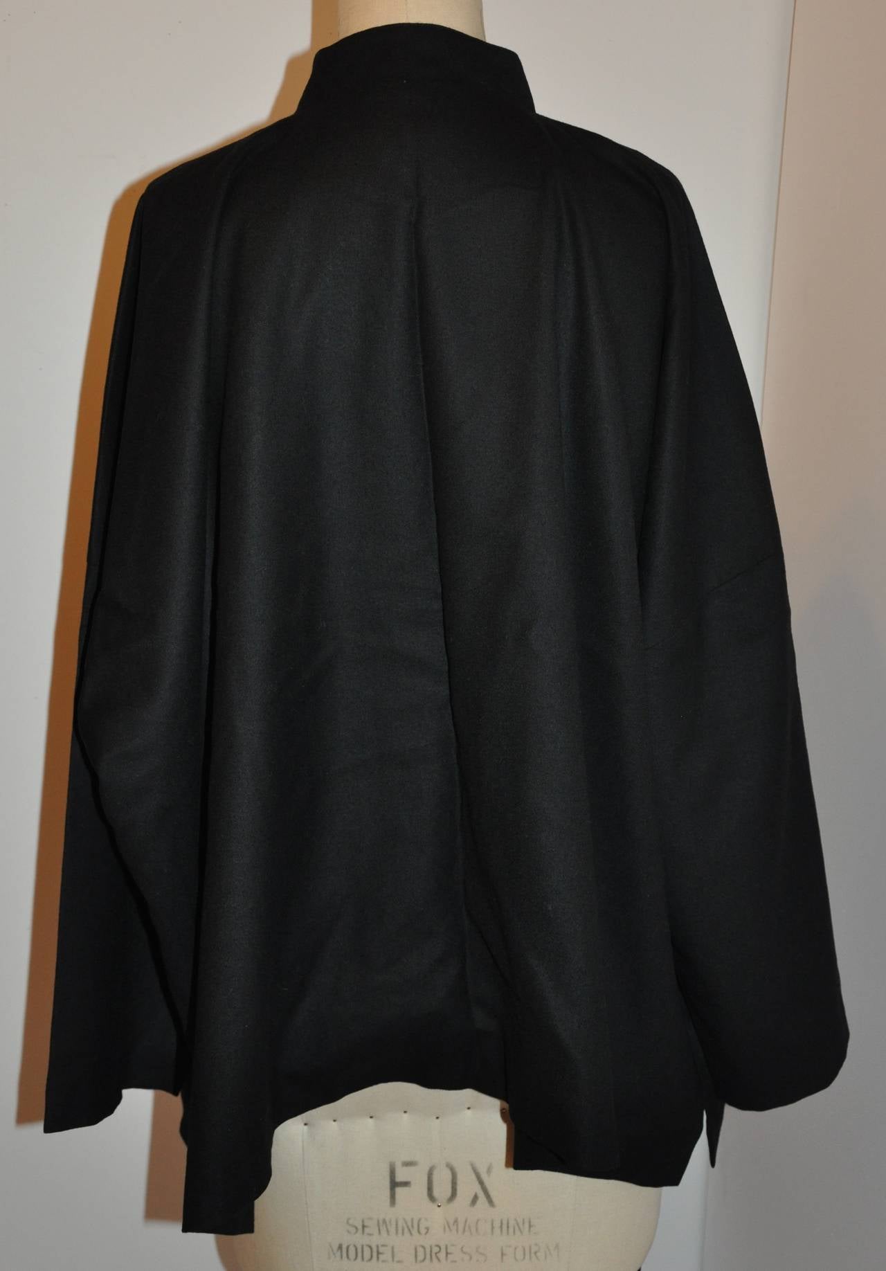 La giacca decostruita Eskandar in misto lana e cashmere completamente foderata con tasche applicate misura 27 pollici di lunghezza totale. La spalla misura 34 pollici, il collo da una spalla all'altra è di 13 1/4 pollici, l'altezza del colletto è di